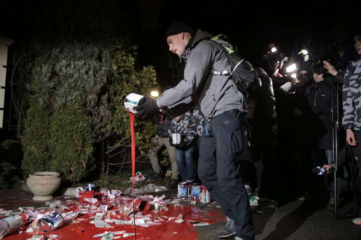 Під будинком сина Гладковського активісти розлили «кров» та розсипали «гроші» (фото, відео)