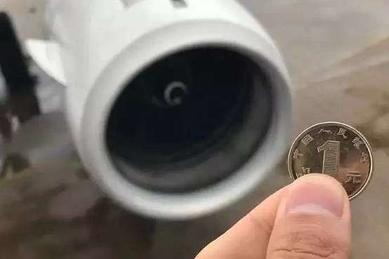 В Китае отменили авиарейс из-за того, что суеверный пассажир бросил монетки в двигатель самолета