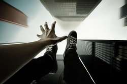 У Вінниці з вікна випав чоловік