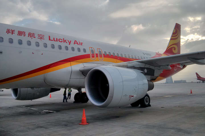 Китаєць «на удачу» кинув монетки у двигун літака: рейс скасували