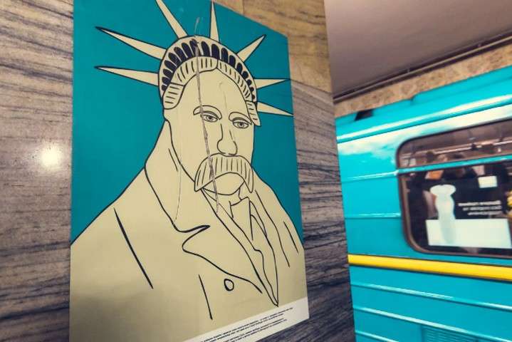 Поліція відкрила справу проти вандала, який пошкодив портрети Шевченка в столичному метро