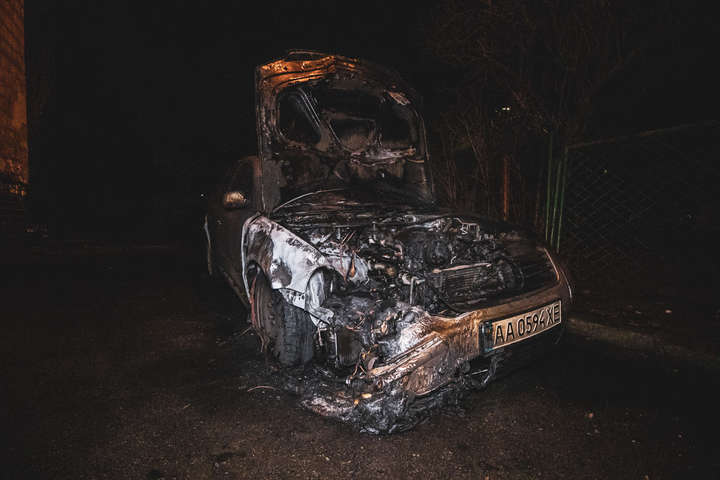 У дворі будинку в Києві згорів Volkswagen невідомого власника (фото)