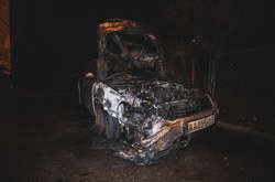 Двигун і передня частина Volkswagen повністю знищені вогнем