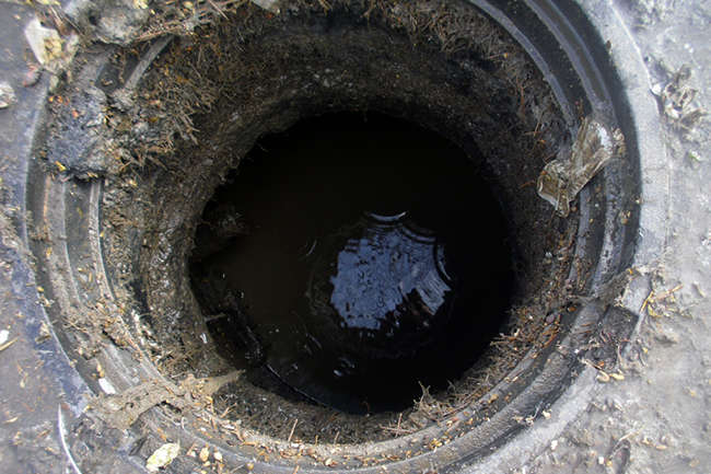 «Укрзалізниця» скинула нафтопродукти до київської каналізації