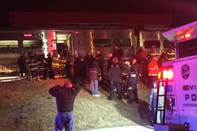 У Нью-Йорку поїзди зіткнулися з вантажівкою, троє загиблих