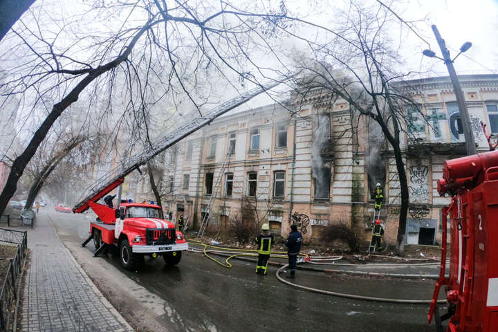 Уже втретє за тиждень горить будівля біля кінотеатру «Київська Русь» (фото, відео)
