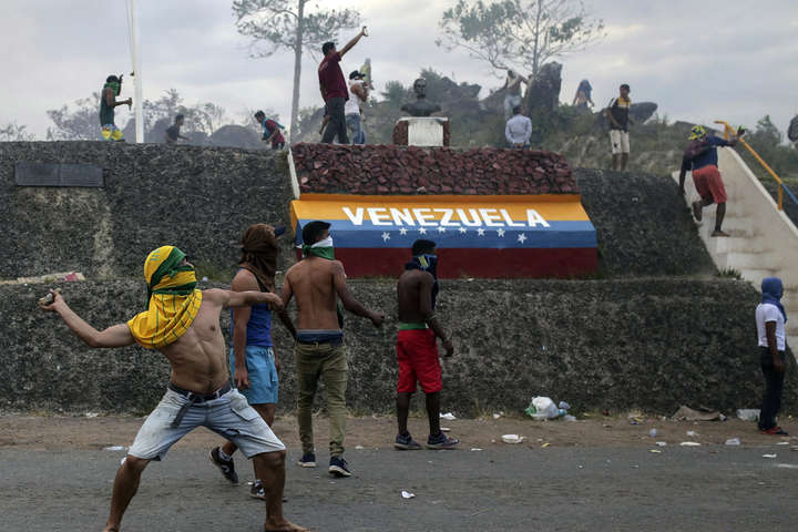 К чему приводит популизм и социализм. Фотогалерея из охваченной протестами Венесуэлы