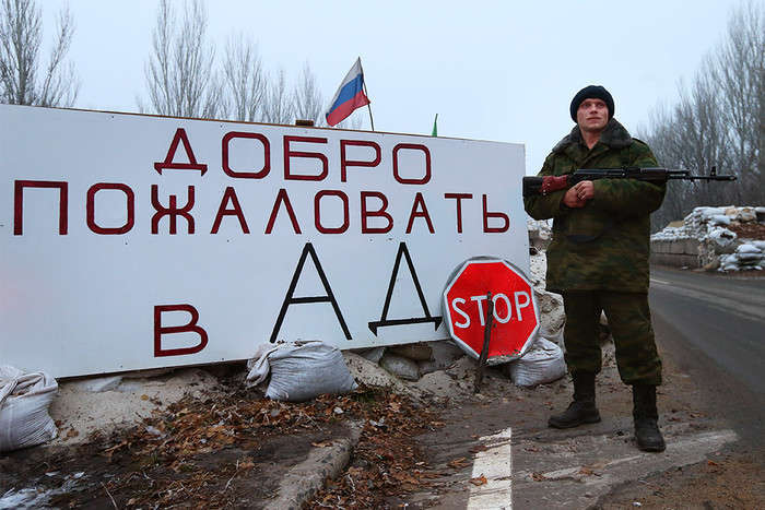 Одной рукой Кремль посылает в Украину свои войска, другой - помогает украинцам их уничтожать