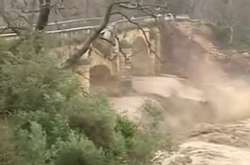 На Криті в прямому ефірі повінь зруйнувала стародавній міст (відео)