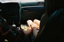 На Вінниччині в автомобілі знайшли мертвим молодого чоловіка та 18-річну дівчину