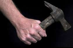 Чоловік наніс жінці не менше 25 ударів молотком