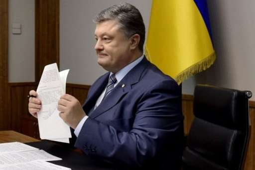 Порошенко звільнив двох послів України