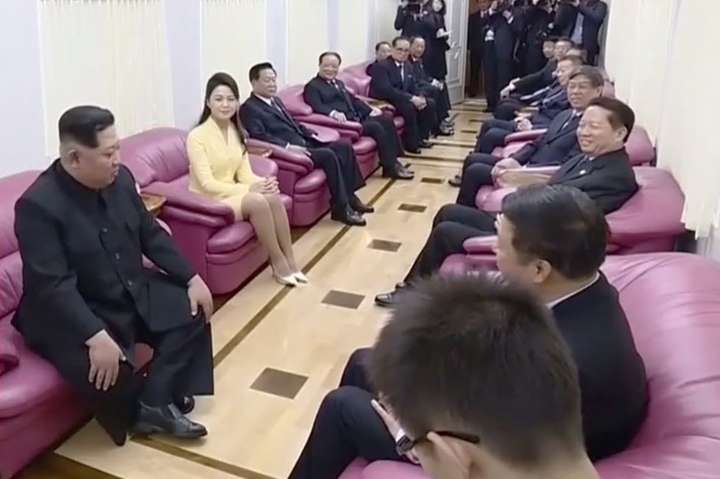 Как выглядят розовые диваны в поезде Ким Чен Ына, на котором он приехал во Вьетнам (видео)