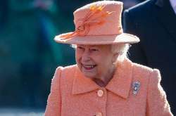 В драгоценной тиаре и с улыбкой: сеть покорил снимок молодой королевы Елизаветы II 