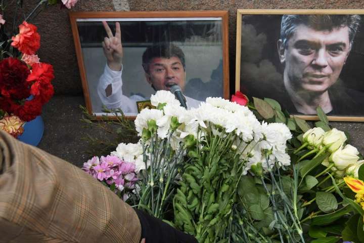 У Москві десятки людей провели хвилину мовчання на місці вбивства Нємцова
