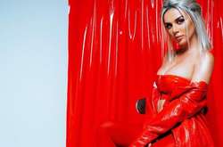 Чулки и пиджак на голое тело: Анна Седокова опубликовала пикантный снимок в соцсетии