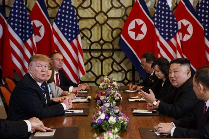 Трамп і Кім Чен Ин розпочали переговори у розширеному форматі