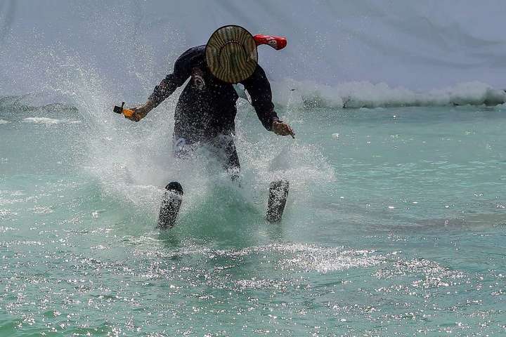 «Прыгни и замерзни»: в Ливане состоялись экстремальные соревнования по нырянию в ледяную воду