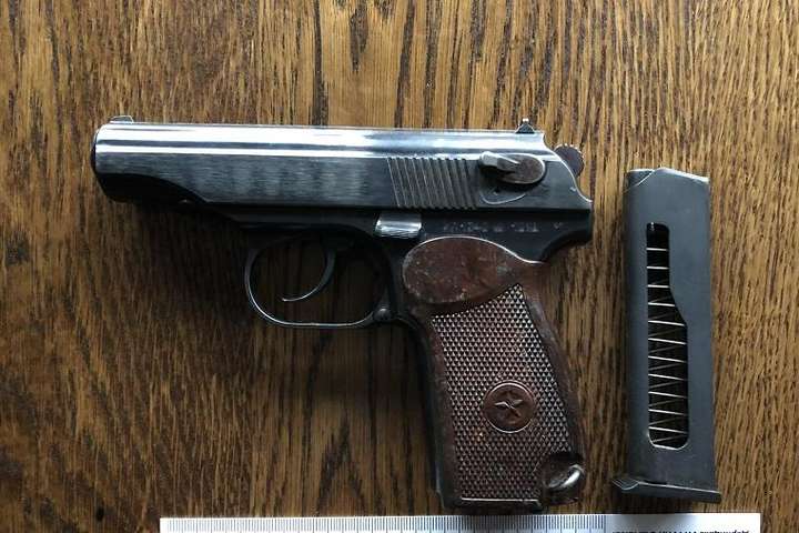 Поліція вилучила зброю у відвідувача кафе у Києві
