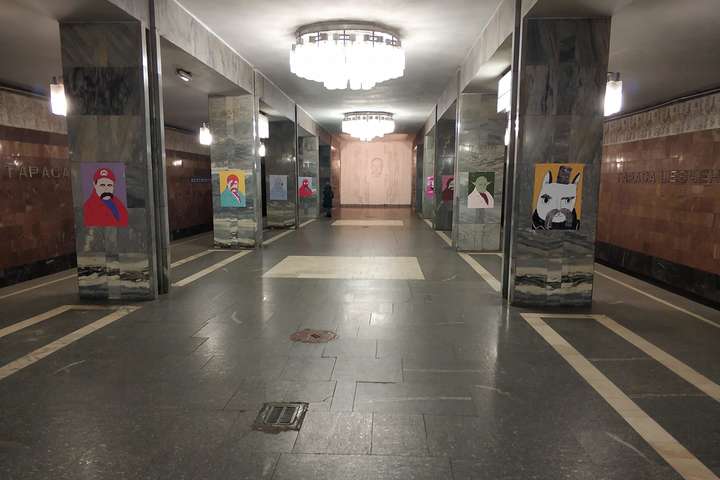 Невідомі знову вивісили в метро плакати з «квантовим Шевченком» (відео)