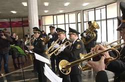 Завтра на пасажирів столичної підземки чекає оркестр, дракон і подарунки