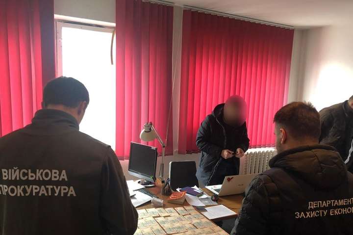 На Київщині чиновника затримали «на гарячому» під час отримання хабара 