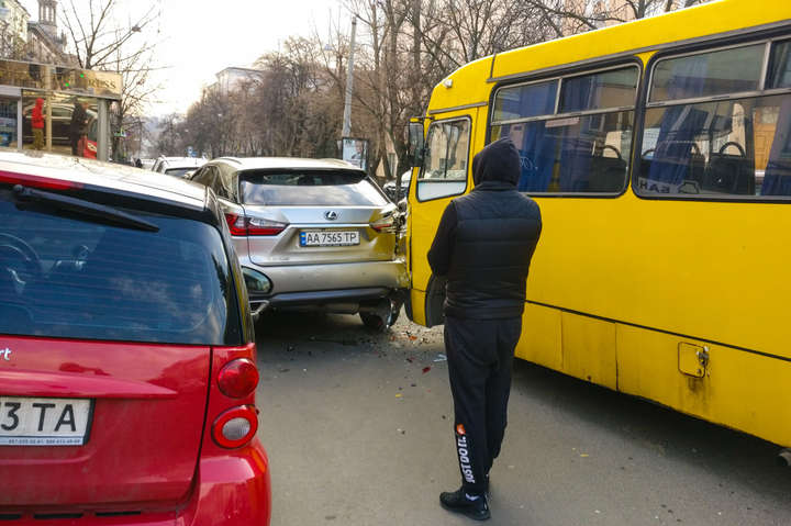 У центрі Києва маршрутка влетіла в Lexus (фото)