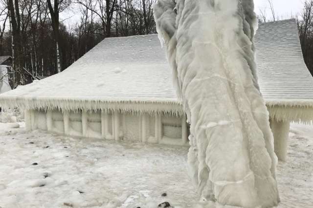 У США природа створила чудернацький будинок з льоду