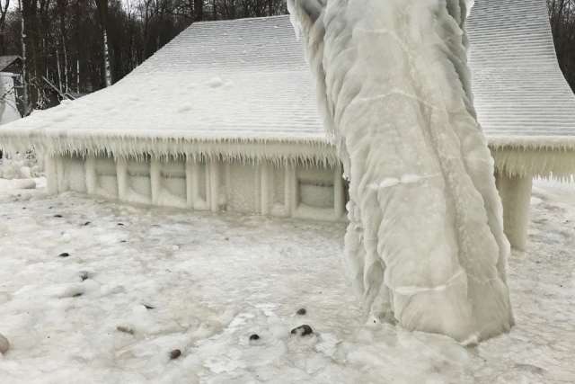 В США природа создала причудливый дом изо льда