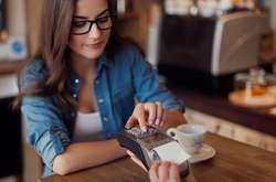 В кафе и ресторанах Украины «чаевые» можно будет оставить с помощью банковской карточки