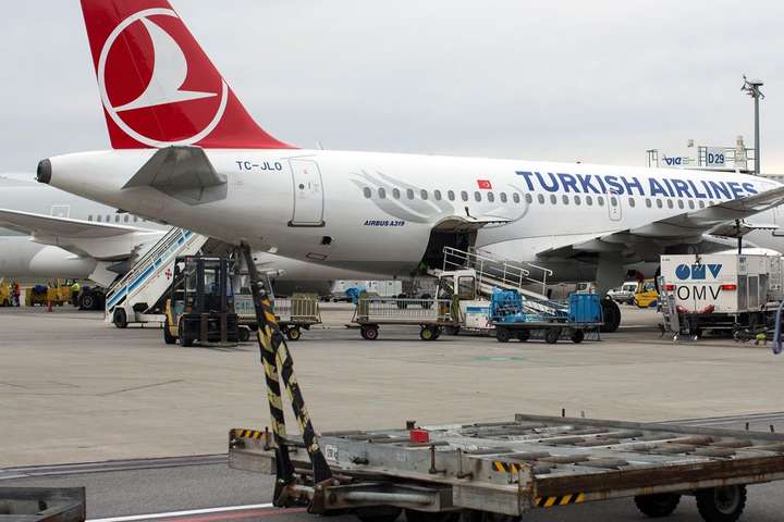 В Одесі екстрено сів Boeing, який летів зі Стамбула до Москви 