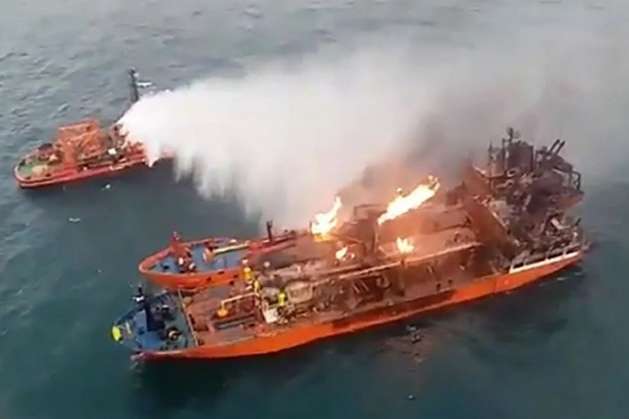 У Чорному морі загасили пожежу на танкері Candy, який горів більше місяця