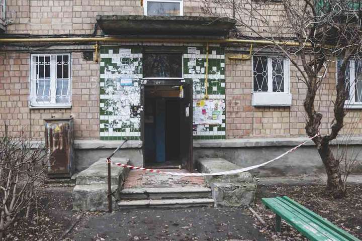 У Києві чоловіку на двері квартири невідомі повісили гранату (фото, відео)