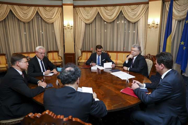 Президент України Петро Порошенко зустрівся із віце-президентом Єврокомісії Валдісом Домбровскісом - Порошенко запропонував ЄС розробити пакет допомоги українському Приазов’ю