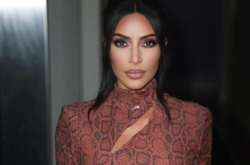 Папарацци застали Ким Кардашьян во время поцелуя с Канье Уэстом на улице в Малибу