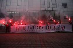 Справа Мангера: активісти палять фаєри біля суду