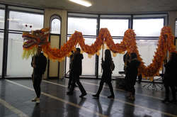 Дракон і панди привітали пасажирів київського метро із весною (фото, відео)