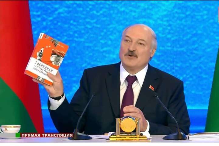 Журналіст подарував Лукашенку книгу директора Інституту світової політики
