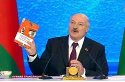 Журналист подарил Лукашенко книгу директора украинского Института мировой политики