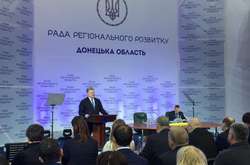  У Маріуполі, як зазначив Порошенко, місцеві мешканці «вперто і наполегливо день за днем будують майбутнє України» 
