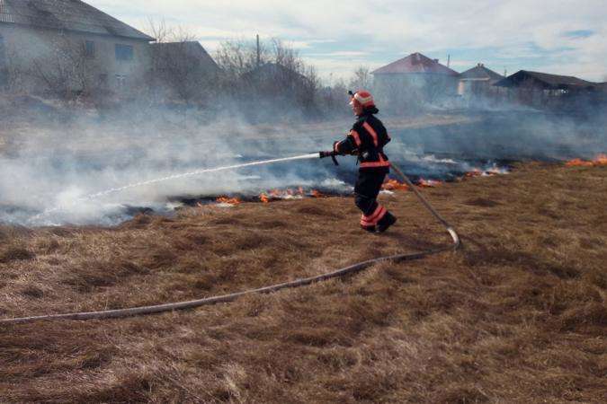 На Буковині горіла суха трава, пожежа наблизилася до житлових будинків 