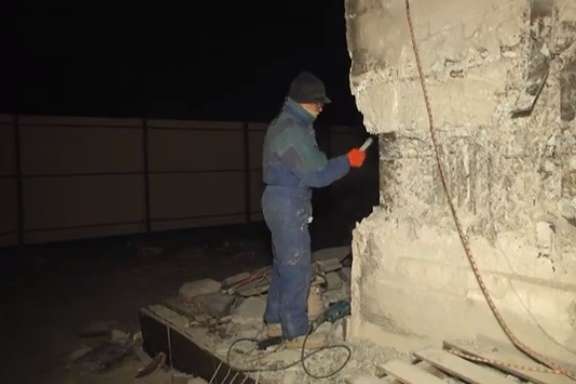 У Львові ніяк не можуть знести 30-метрову стелу Монумента слави (відео)