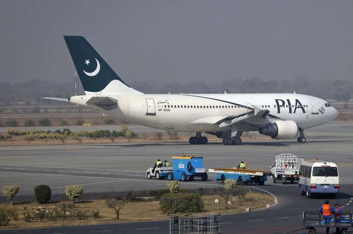 Пакистан частково відновив польоти у чотирьох містах країни