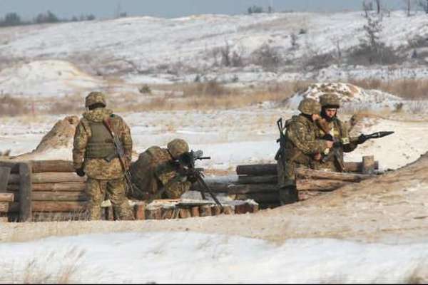 На Донбасі ворог бив з артилерії та мінометів: один військовий поранений