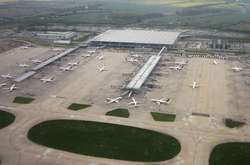 У Лондоні вісім людей постраждали під час екстреної висадки з літака