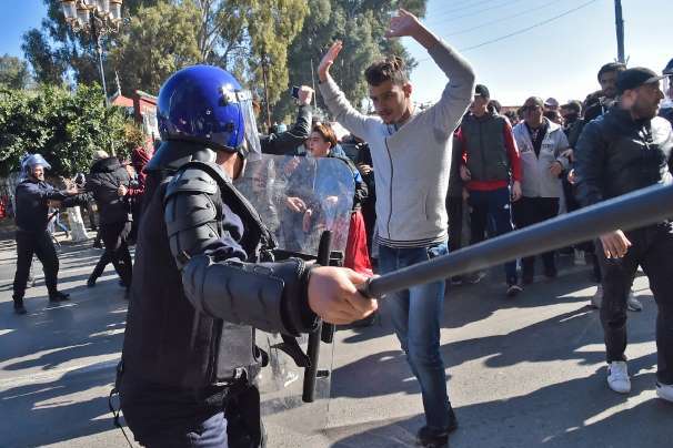 В Алжирі під час протесту були поранені майже 200 осіб