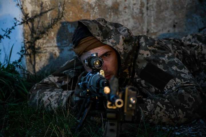 Окупанти на Донбасі гатять із забороненої зброї, один військовий поранений