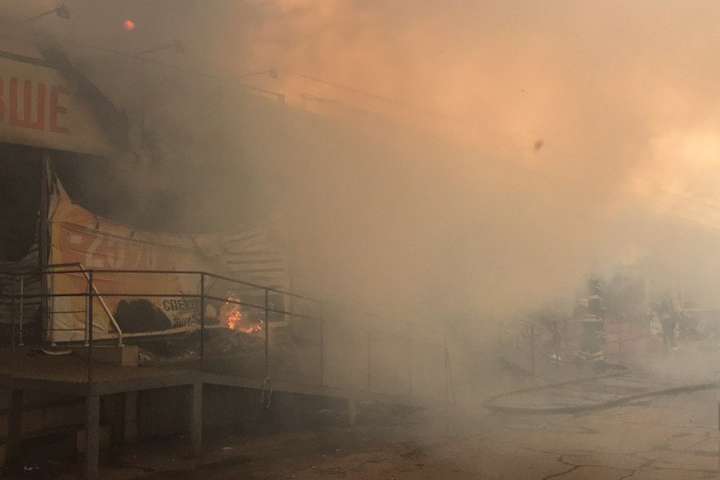 Займання сміття викликало пожежу на центральному ринку у Кривому Розі