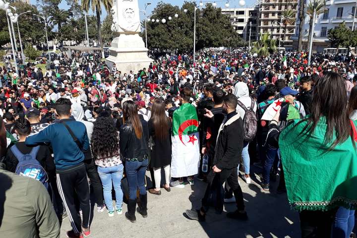 В Алжирі знову відбуваються масові антипрезидентські протести
