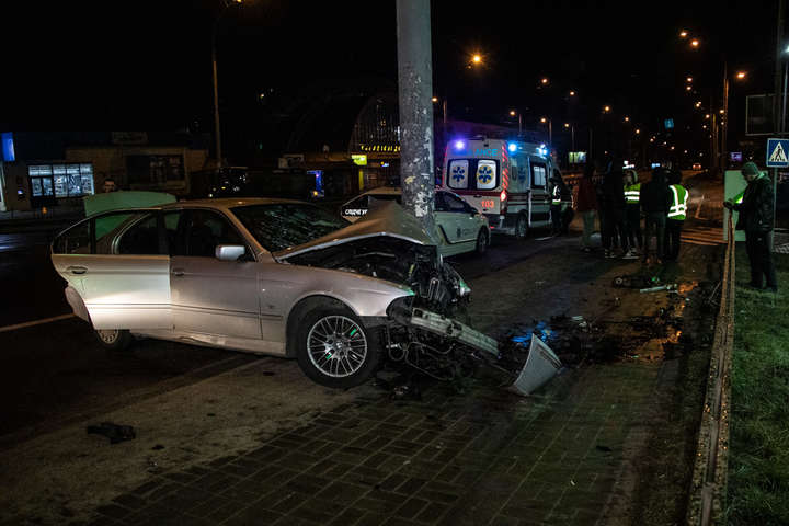 У Києві BMW з арабами влетів у стовп: постраждали четверо (фото, відео)